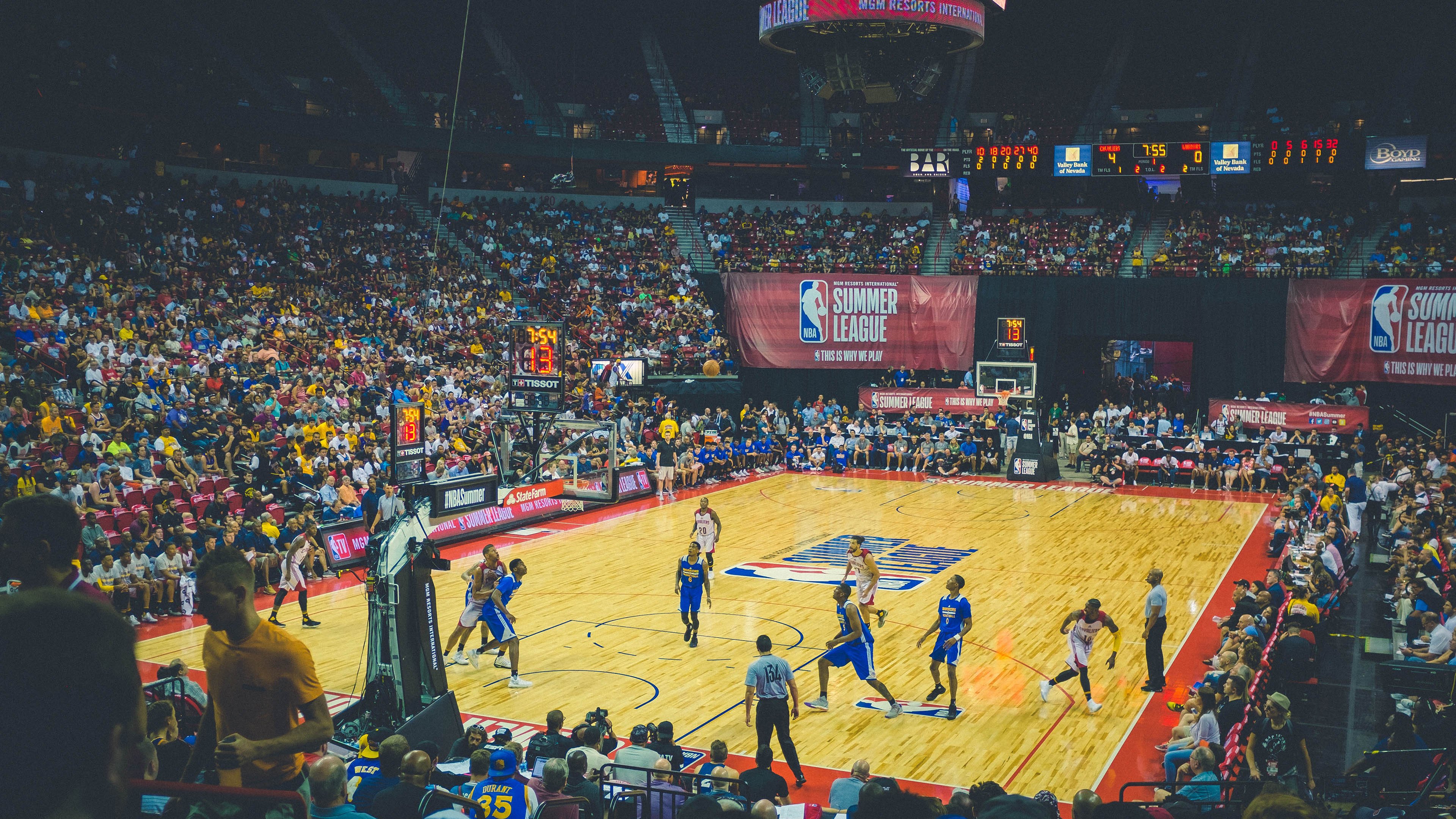 赛道与球场,速度与耐心的双重奏—F1揭幕战与步行者绝杀独行侠的启示